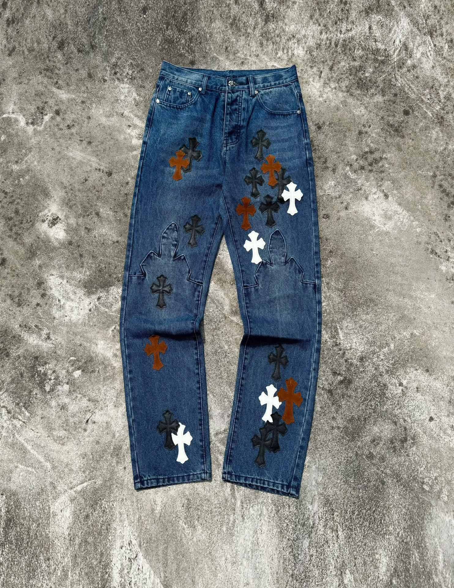P260 model number: H638 Chrome Hearts CH Chrome Hearts 24SS vip custom-made double-knee leather flame high street cross jeans. Original purchased and patterned to truly restore the ultimate vintage texture. Special Italian cowhide print and then cut. Customized sheepskin three-layer thick line leather. The whole body is spliced in heavy water washing process. The craftsman hand-splashes ink. You can see the details. Three-dimensional cutting version. Loose and comfortable, not picky on the figure. Shows height and slimness. Seiko factory. Original factory quality control. Same style for men and women. Can be matched with couples. Versatile recommendation. Must-have jeans for all seasons. Color: blue. Size: 28, 30, 32, 34, 36 (S-xxl)